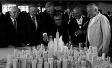 「WTC」計画案公表時の写真。左端が槇氏