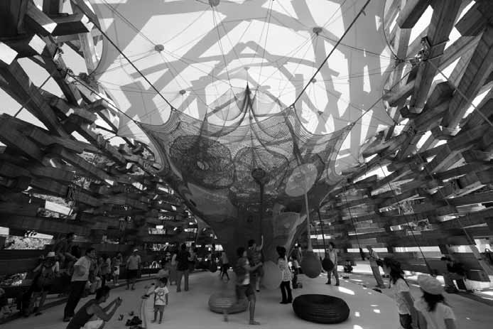 「ネットの森」内観。ネットアートは建物の中央に吊り下げられており、その張力も建物の木造組積ドーム構造の一部になっている。