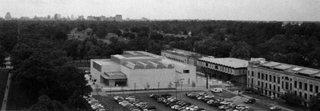 「サム・フォックス視覚芸術学部」全景。右に三つ並んだ既存建物のうち中央の棟が、槇氏が手掛けた「スタインバーグ・ホール」（1960年）