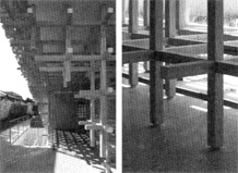 右：床と格子はT字金物で回定されている。／ 左：エントランスポーチとアプローチ。