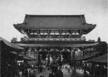 浅草寺の雷門。