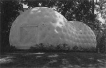 「KXK」原美術館の庭園に置かれたドーム。