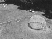 「KXK」原美術館の庭園に置かれたドーム。