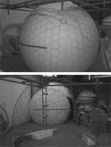 作成過程。スタイロフォームで型をとりながら、針金のリングを組んでいく。