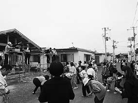 宮城野区の「みんなの家」上棟時の餅まき風景。