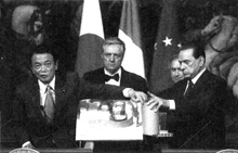 「ラクイラ仮設音楽ホール」のPRをする麻生元首相（左）とべルルスコーニ前首相（右）