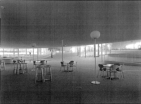 「ROLEX ラーニング センター」内観。建物中央のカフェから図書館方向を見る。