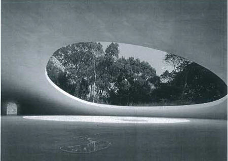 「豊島美術館」アートスペースから外部の木々を見る。左にエントランスが見える。