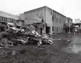 被災した岩手県大槌町の役場庁舎。