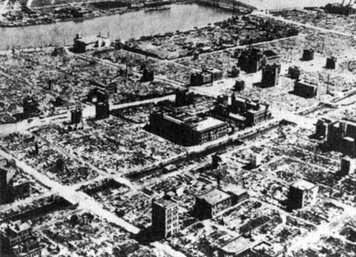 空襲を受け、焼け野原となった東京の街（1945年）。