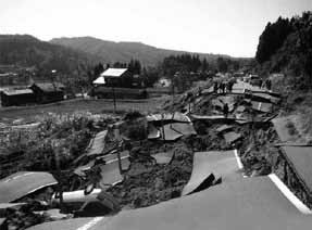 新潟県中越地震（2004年）後の被害の様子。