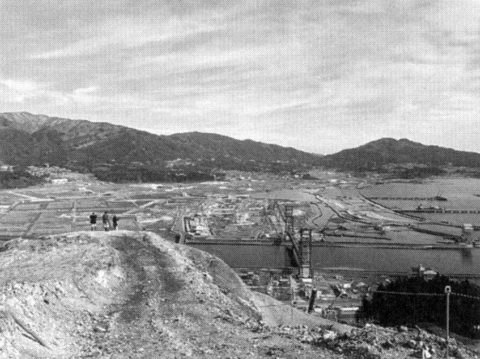 今泉地区から見た、岩手県陸前高田市の復興中の風景（2014年1月）。