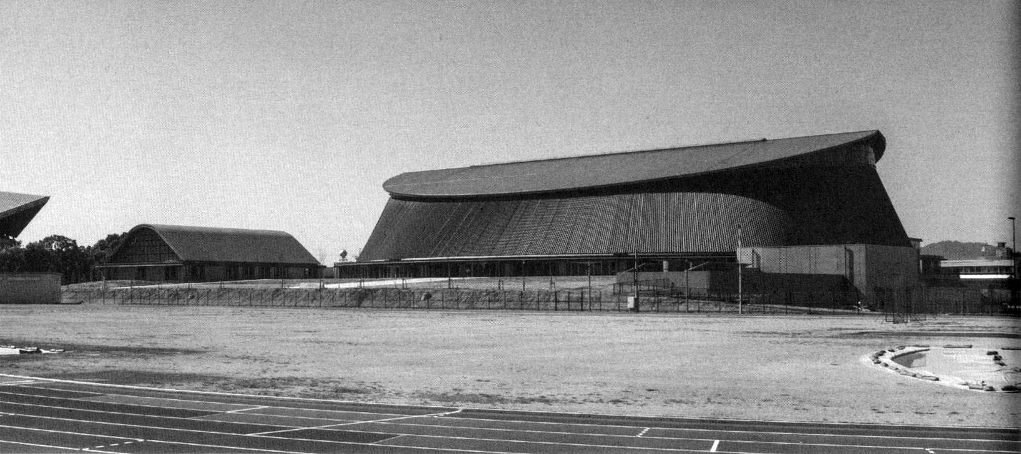 「静岡県草薙総合運動場体育館」北側より見る。左手にサブアリーナ。