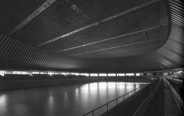「静岡県草薙総合運動場体育館」メインフロア。大屋根を支える256本のスギ集成材が、リング状に連なり、大規模な無柱空間をつくり出している。