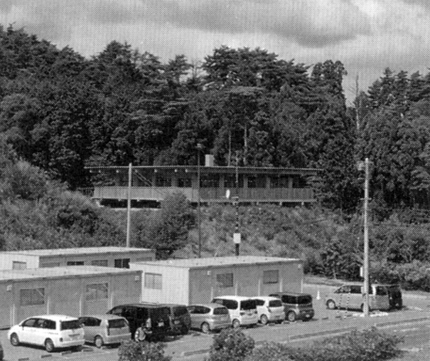 「あさひ幼稚園」南側全景。仮設住宅地近くの小高い丘の上に建つ。周辺は、今後宅地開発が行われる予定。