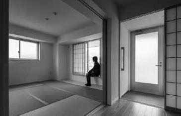 「釜石市大町復興住宅１号」食事室から和室を見る。（写真提供：新建築社）