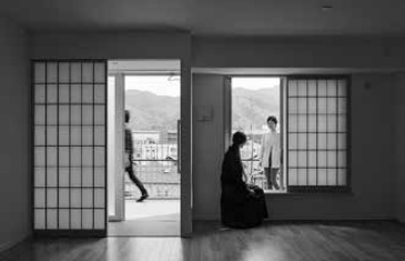 「釜石市天神復興住宅」居間・食事室から縁側を見る。（写真提供：新建築社）