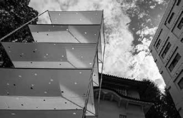 「岡山芸術交流2016 連携プロジェクト ちいさな“テロワール”『五枚のそら』」見上げ。奥に岡山城の櫓が見える。（写真提供：新建築社）