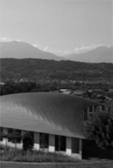 「小布施町立図書館『まちとしょテラソ』」外観。屋根形状と北信濃の山並みの形状がリンクする。