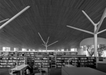 「小布施町立図書館『まちとしょテラソ』」北東側の閲覧室からメインエントランス方向を見る。