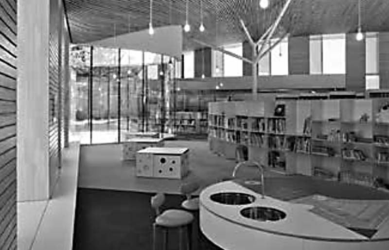 「小布施町立図書館『まちとしょテラソ』」北西側の絵本・紙芝居のコーナー。