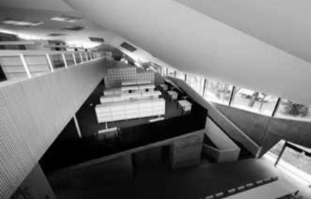 2 点：「実践学園中学・高等学校 自由学習館」内観。2