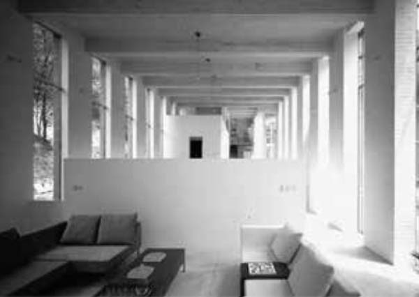 「森林小屋／水关の家」一階サロン。