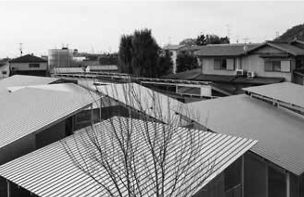 「京都の集合住宅 NISHINOMIYA HOUSE」北東より屋根を見る。