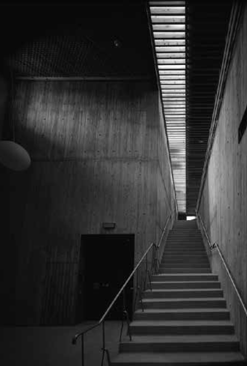 「天竜市立秋野不矩美術館」第２ホールへ接続する階段を見る