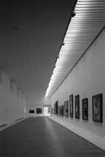 「天竜市立秋野不矩美術館」第一展示室（ギャラリー）　床には籐ゴザが敷かれている