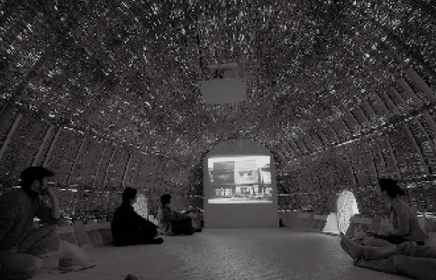 「路上シアター」内部（2007年に東京オペラシティアートギャラリーで開催された第10回ヴェネチア・ビエンナーレ建築展帰国展での展示）