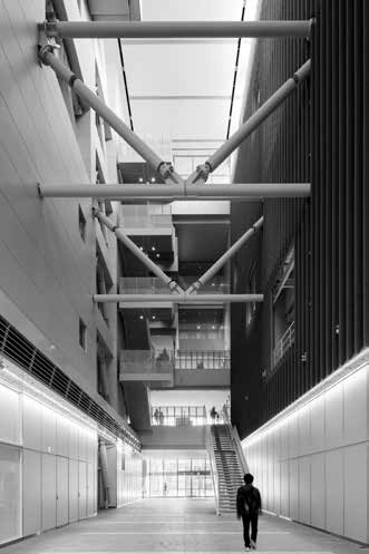 「東京電機大学東京千住キャンパス」5号館の6層吹き抜けのアトリウム