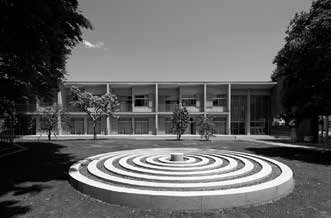 「国際仏教学大学院大学」槇氏がデザインした同心円状の彫刻