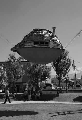 「空飛ぶ泥舟」茅野市民館前展示時の全景