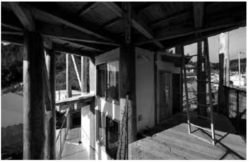 「陸前高田の『みんなの家』バルコニーの写真。さまざまな高さに居場所があり、多方面を眺められる」外観