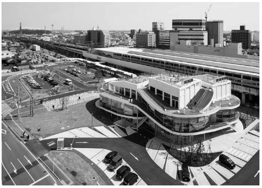 「太田市美術館と図書館の北側俯瞰。奥には東武鉄道太田駅が見える」外観