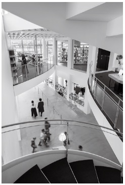 「太田市美術館と図書館の吹き抜けを見る。２階正面は図書館エリア、１階はカフェ&ショップ」外観