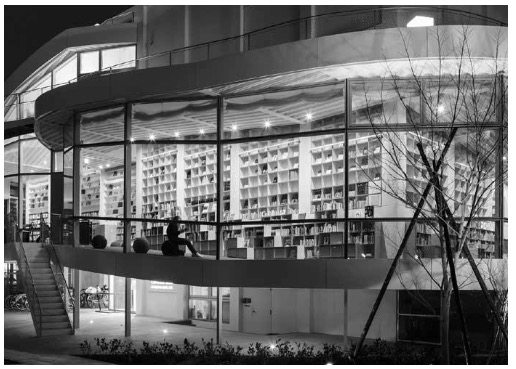 「太田市美術館と図書館の西側図書館エリア夜景。外周部の鉄骨柱が鉛直力を受ける」外観