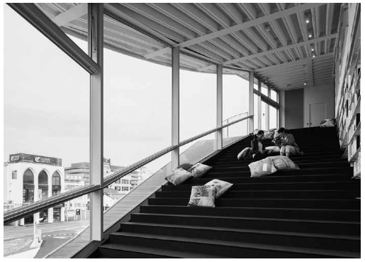 「太田市美術館と図書館の階段状の図書館エリア」外観