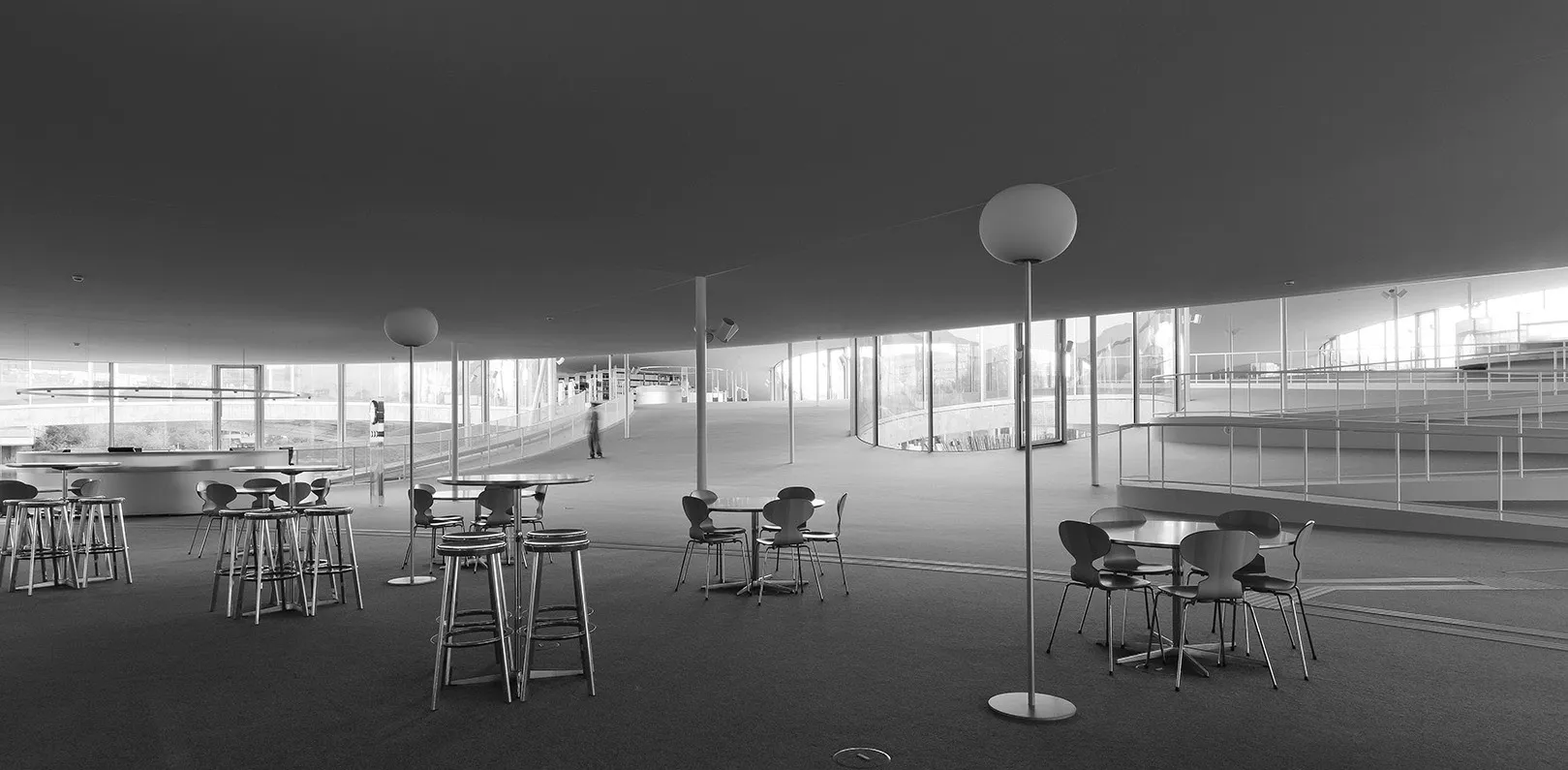 「「ROLEX ラーニング センター」カフェから図書室側を見る」の写真