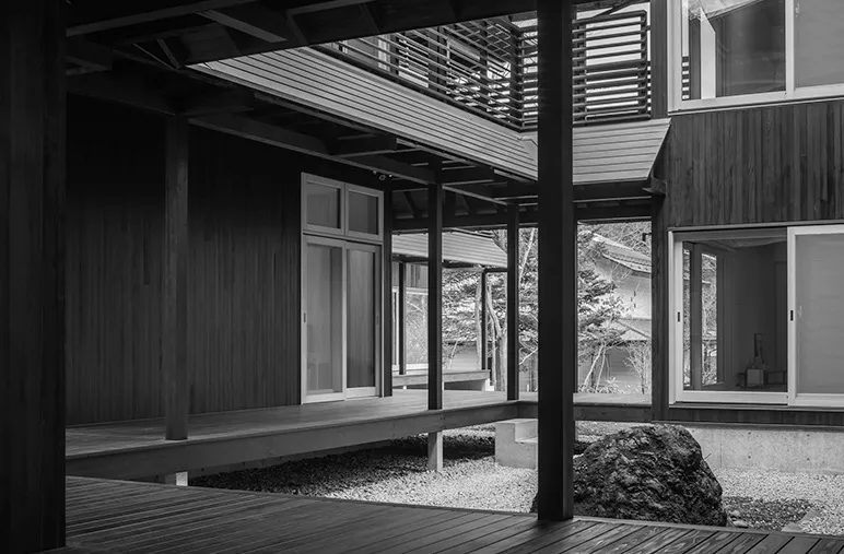 「「ししいわハウス No.3」軽井沢に建つ木造の宿泊施設」の写真
