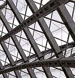 ドーム屋根を構成する秋田杉集成材と四フッ化エチレン樹脂コーティングガラス繊維布