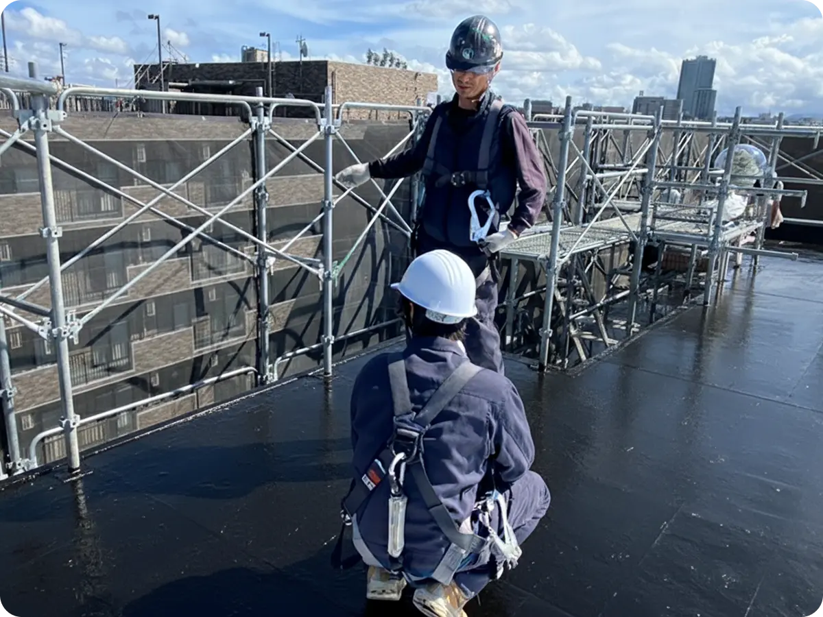 技能員と防水の工程や施工の確認