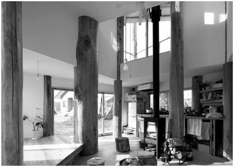 「陸前高田の『みんなの家』1階居室。さまざまな太さのスギの丸太柱がランダムに入り込んでいる。」外観