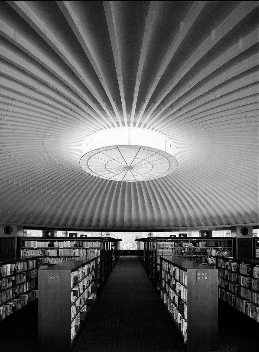 「「新居浜市立別子銅山記念図書館」閲覧室の楕円形の天井」の写真
