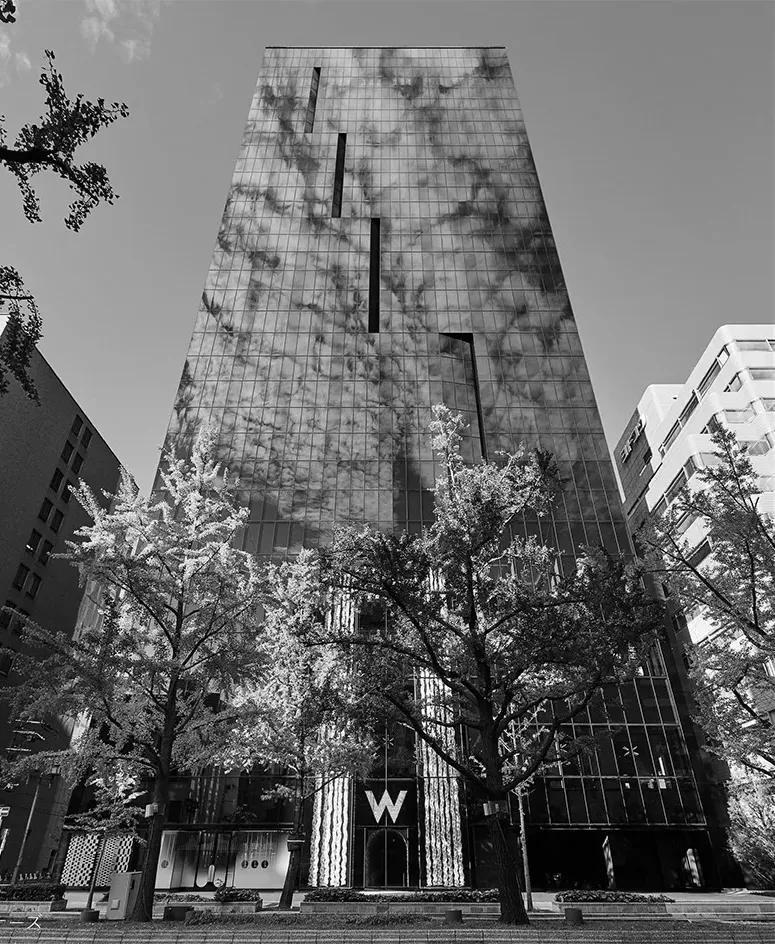 「御堂筋沿いに建つ「W大阪」外観」の写真