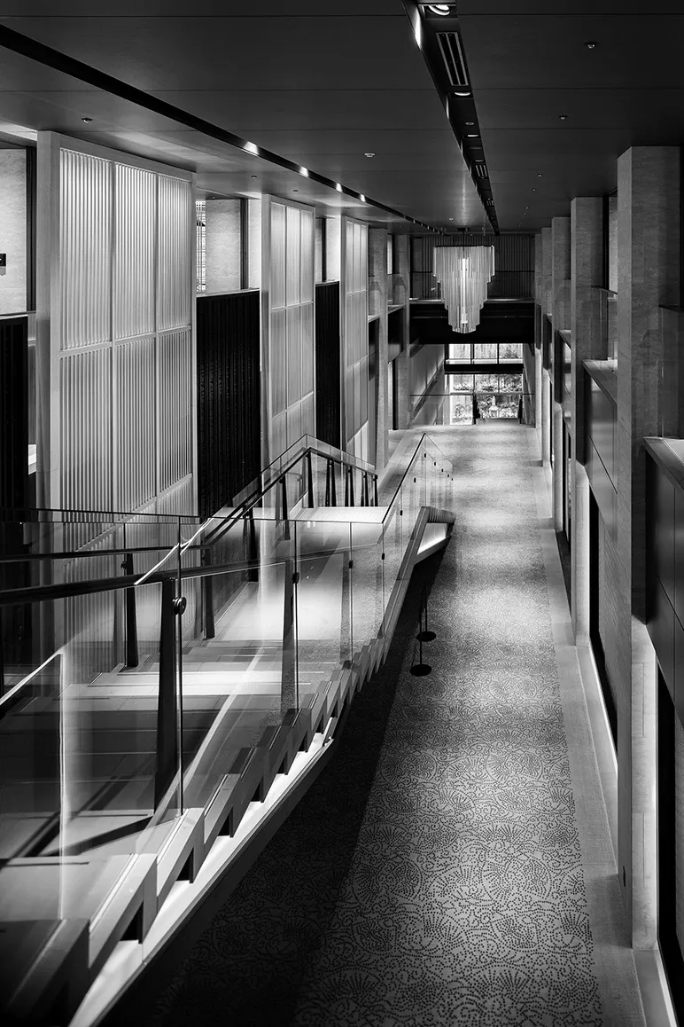 「「ザ・リッツ・カールトン京都」地下1階から地下3階までを繋ぐ吹き抜け」の写真